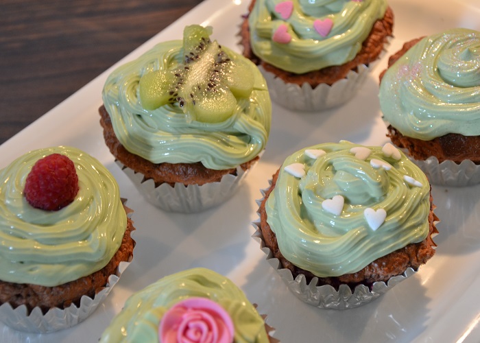 Low Carb Himbeer Frischkäse Matcha Cupcakes einfach backen